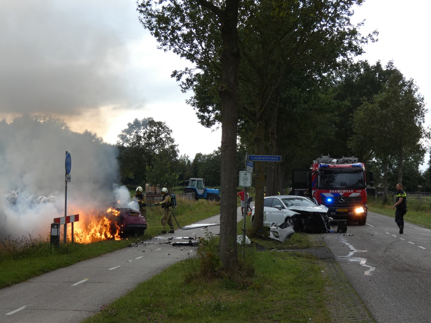 Auto vliegt in de brand na frontale botsing