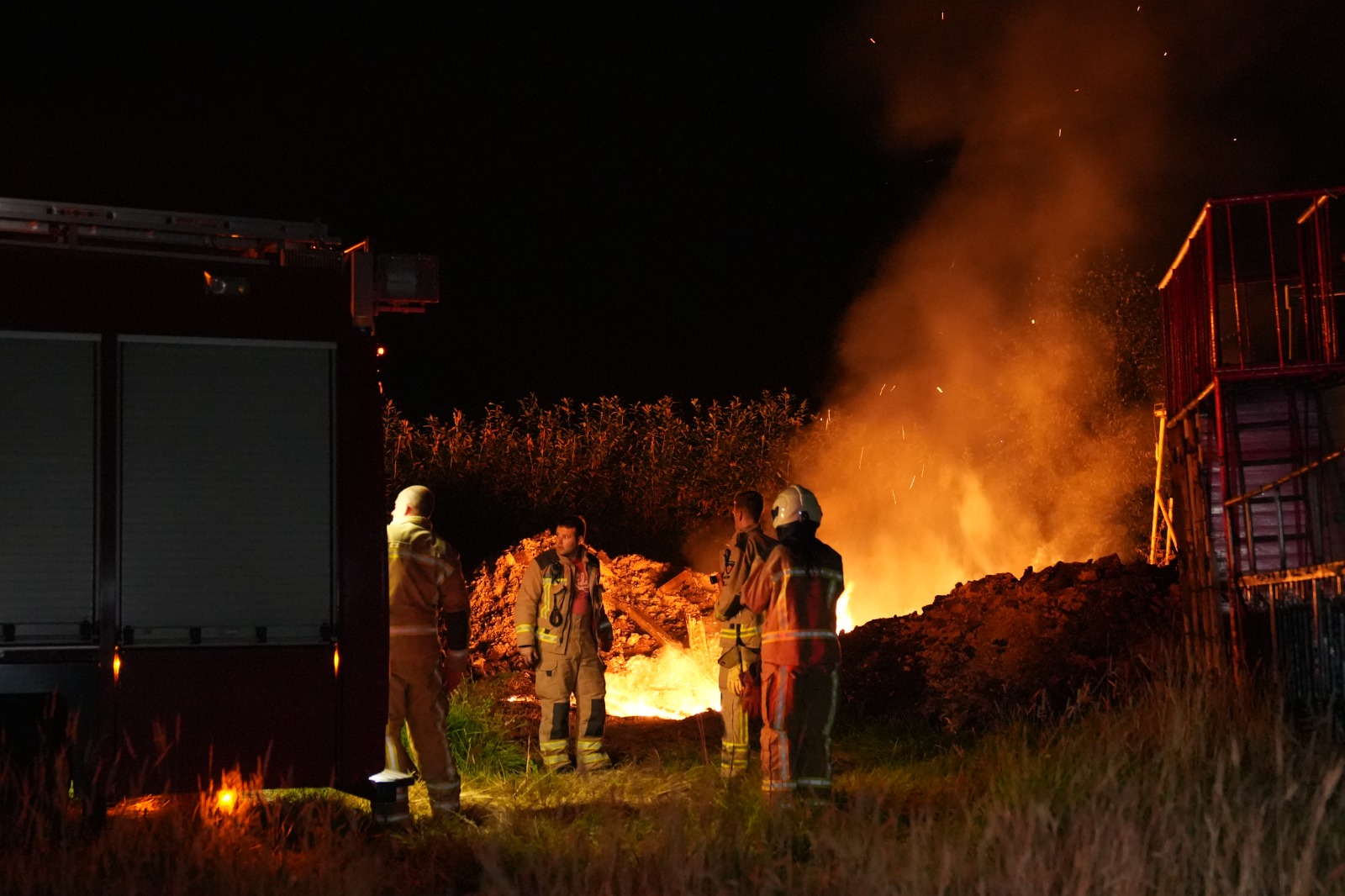 Brandweer blust forse brand met metershoge vlammen achter woning