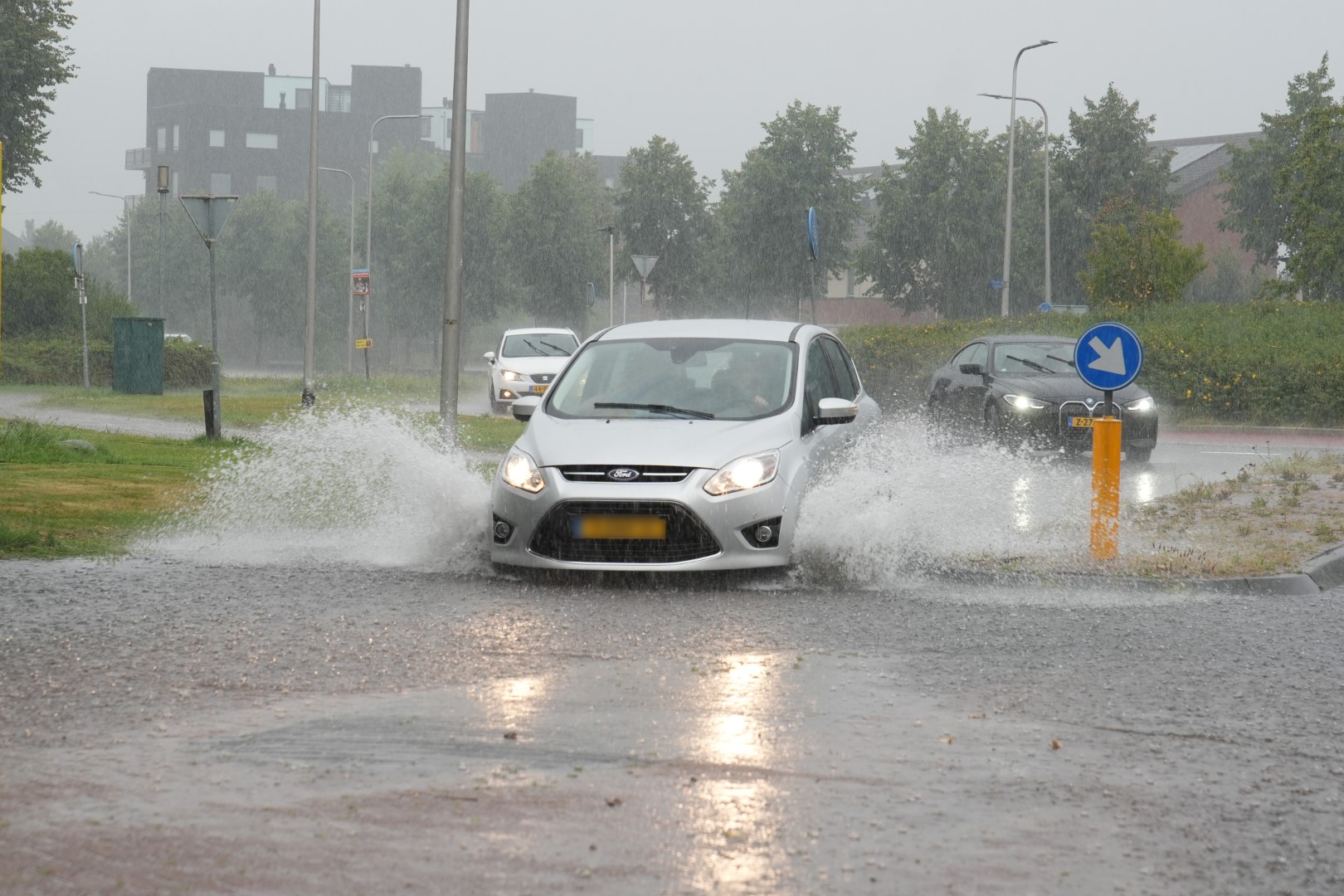 Straten staan blank na felle onweersbuien