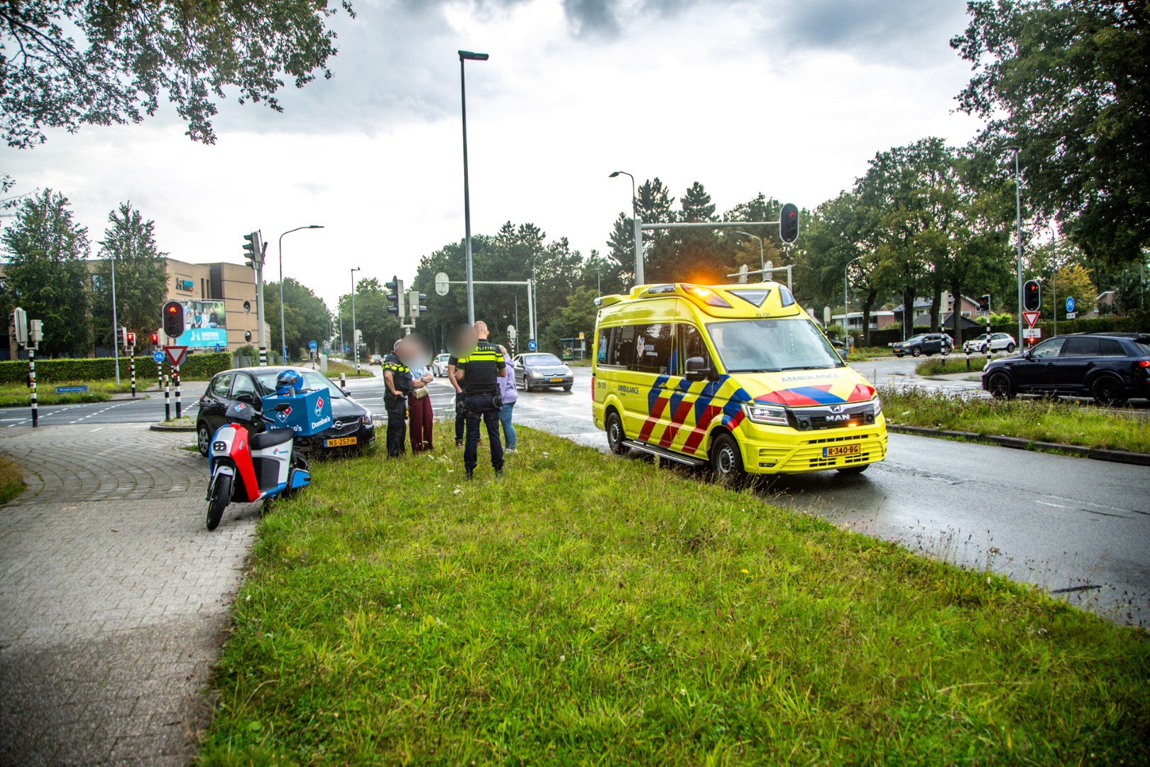 Bezorger lichtgewond bij ongeluk op kruising