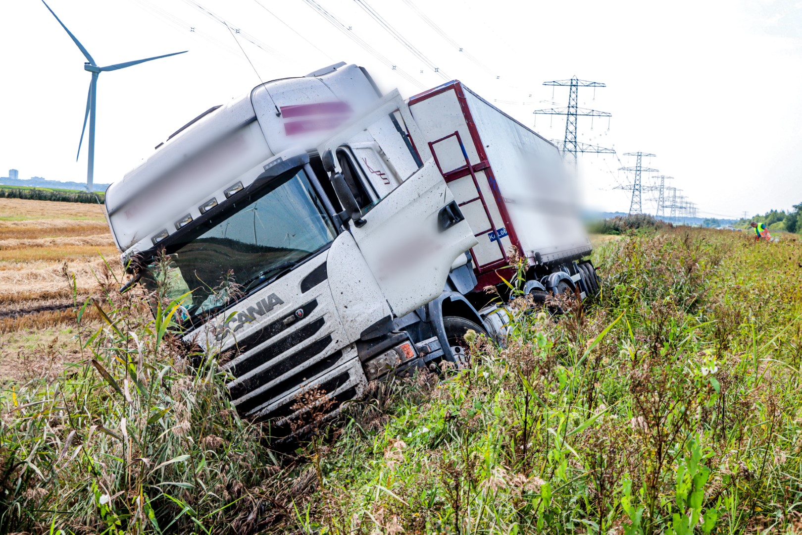 Vrachtwagen belandt in de greppel langs de Provincialeweg