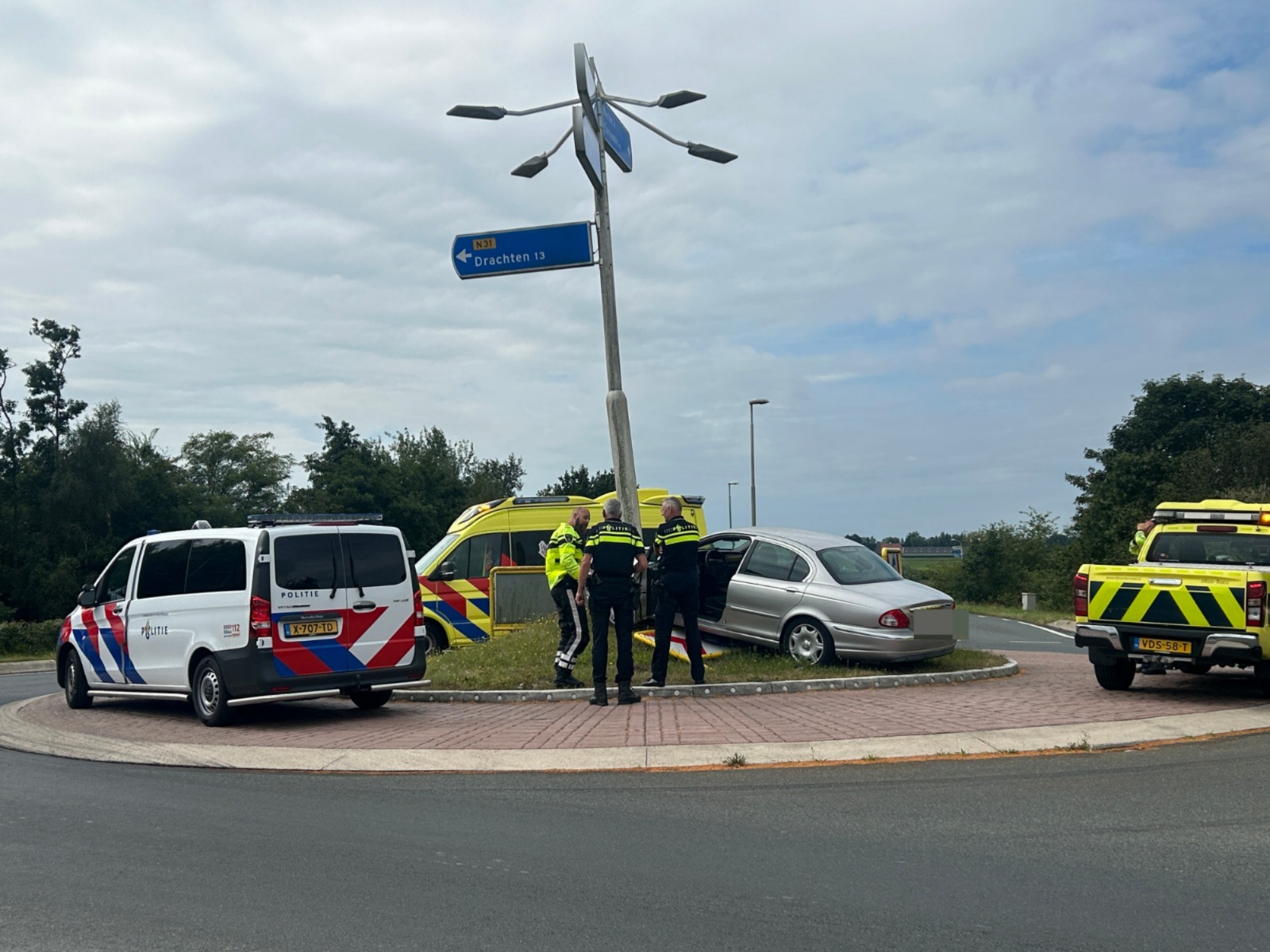 Auto gaat rechtdoor op rotonde en knalt tegen paal aan