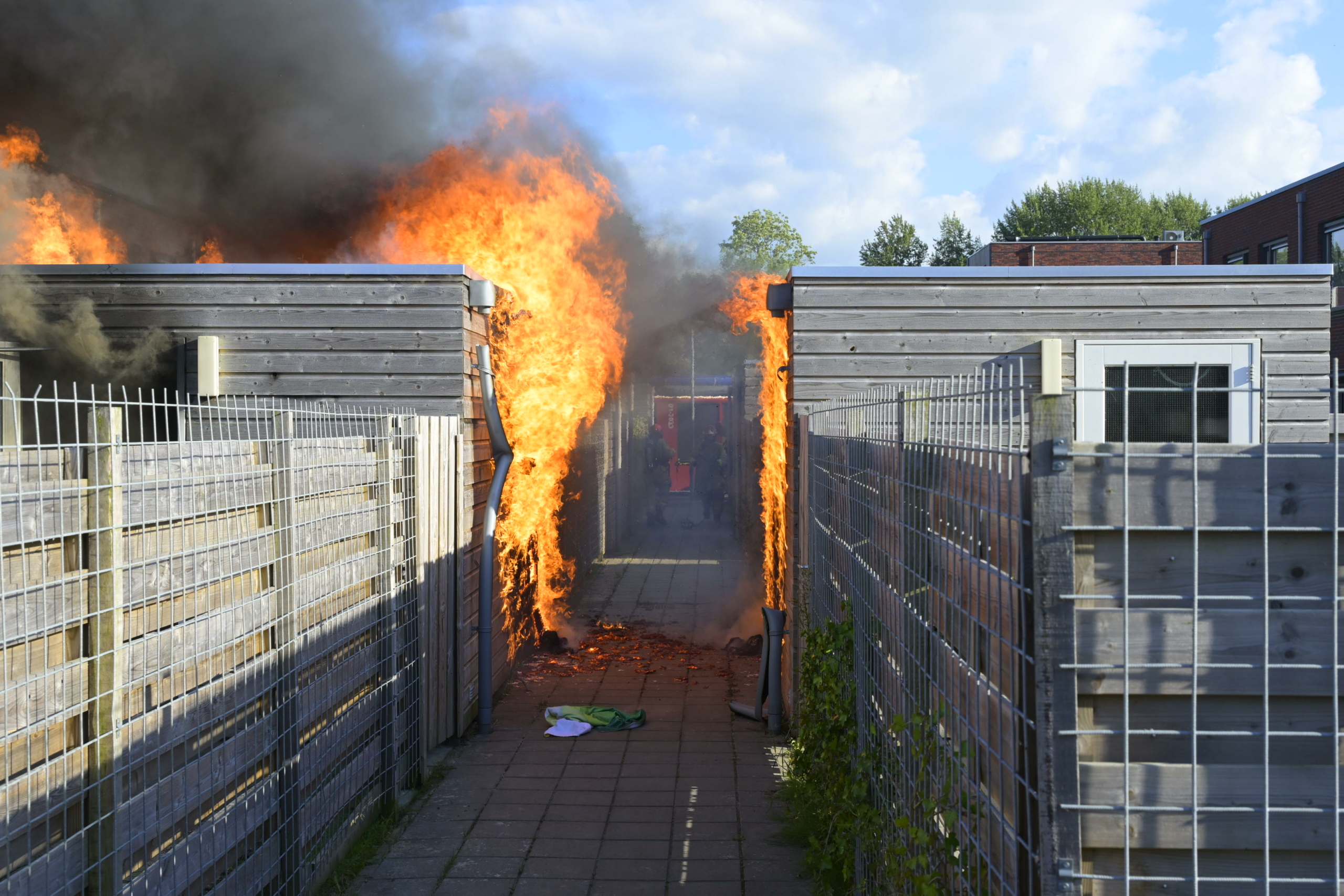 Meerdere schuren volledig in brand, rook in verre omgeving te zien