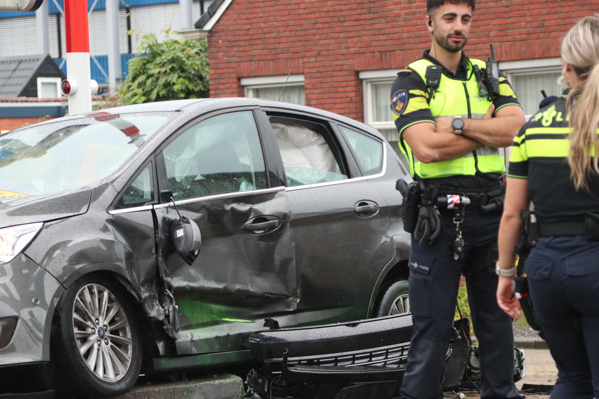 Botsing tussen auto en bestelbus door voorrangsfout