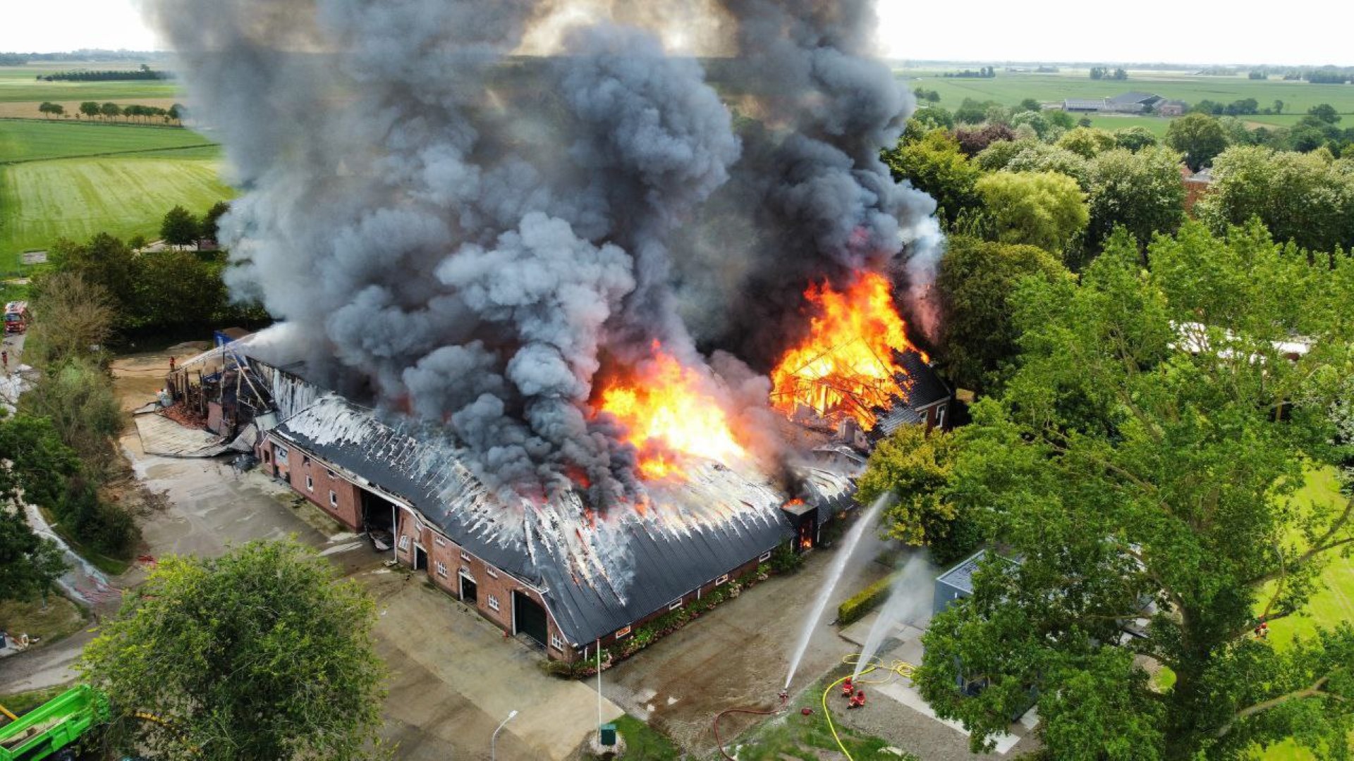 Woonhuis en drie schuren gaan in vlammen op bij grote brand