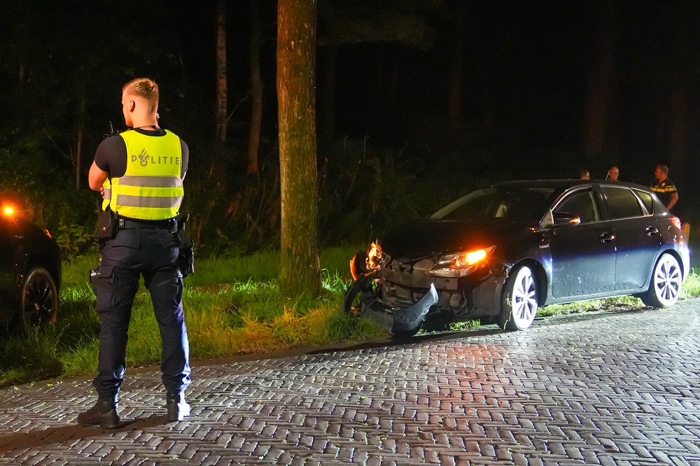 Auto botst tegen boom, bestuurder lichtgewond