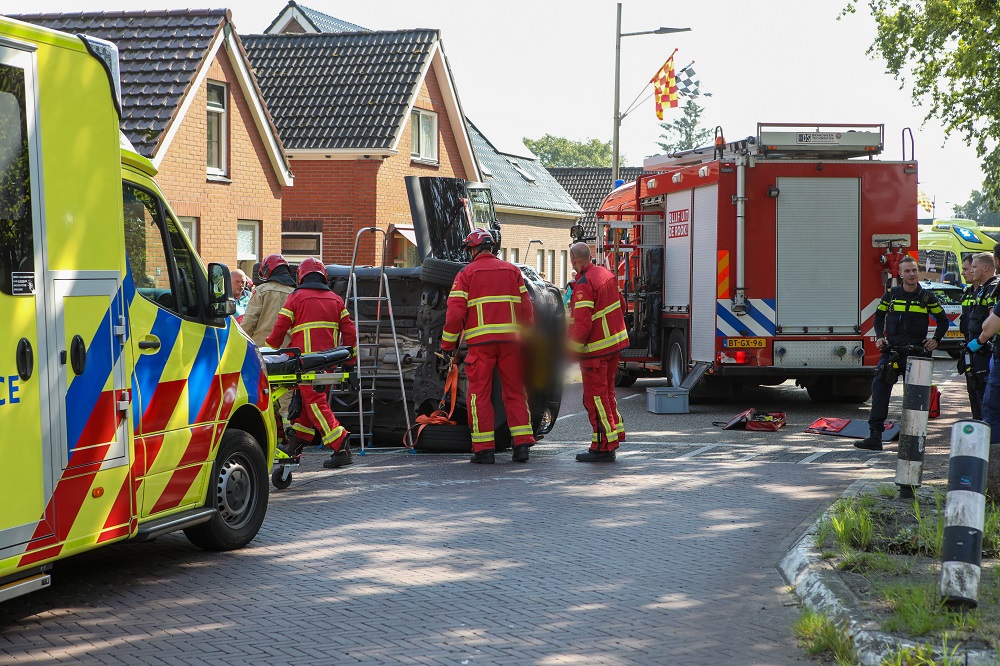 Auto op z’n kant, twee inzittenden door brandweer bevrijd