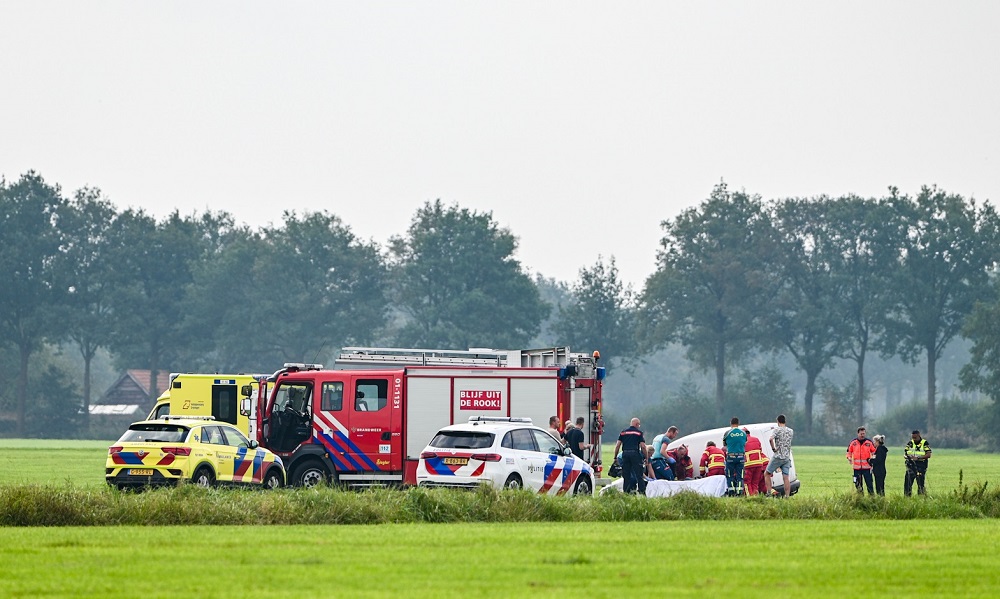 Bestelbus op z’n kant na eenzijdig ongeval, trauma helikopter geland