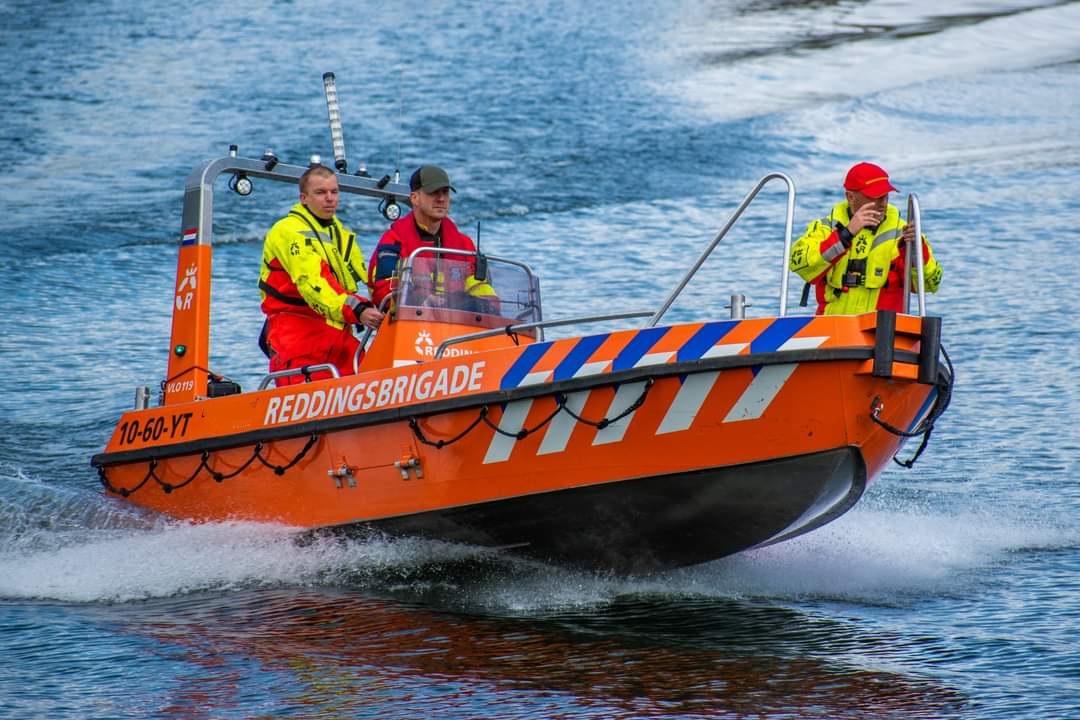 Jacht vliegt in brand op Noordzee: zoektocht naar opvarenden