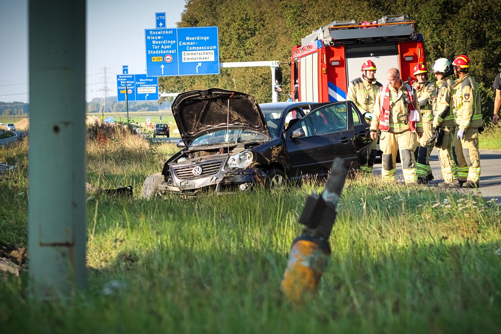 Bestuurder ramt verkeersbord, auto flink beschadigd