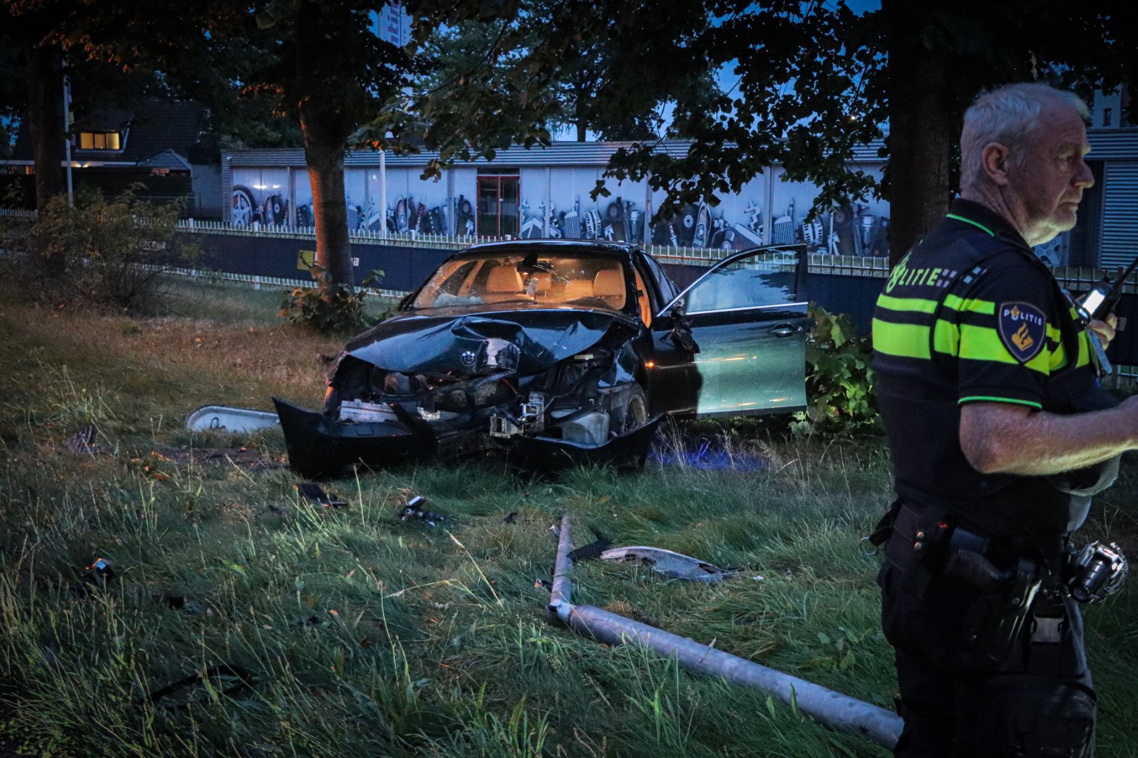 Ravage na ongeval tussen twee auto’s, twee personen gearresteerd