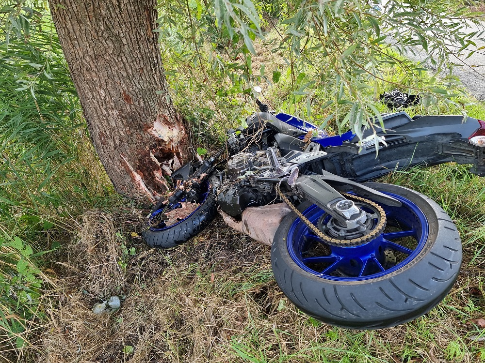 Motorrijder gewond na botsing tegen boom