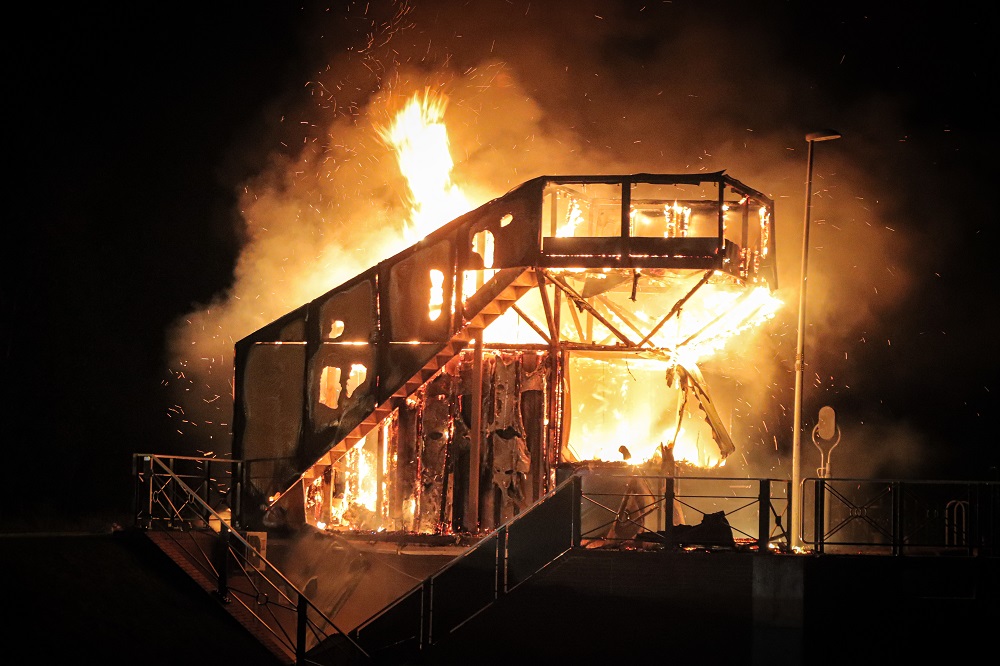 Sluisgebouw brandt tot de grond toe af