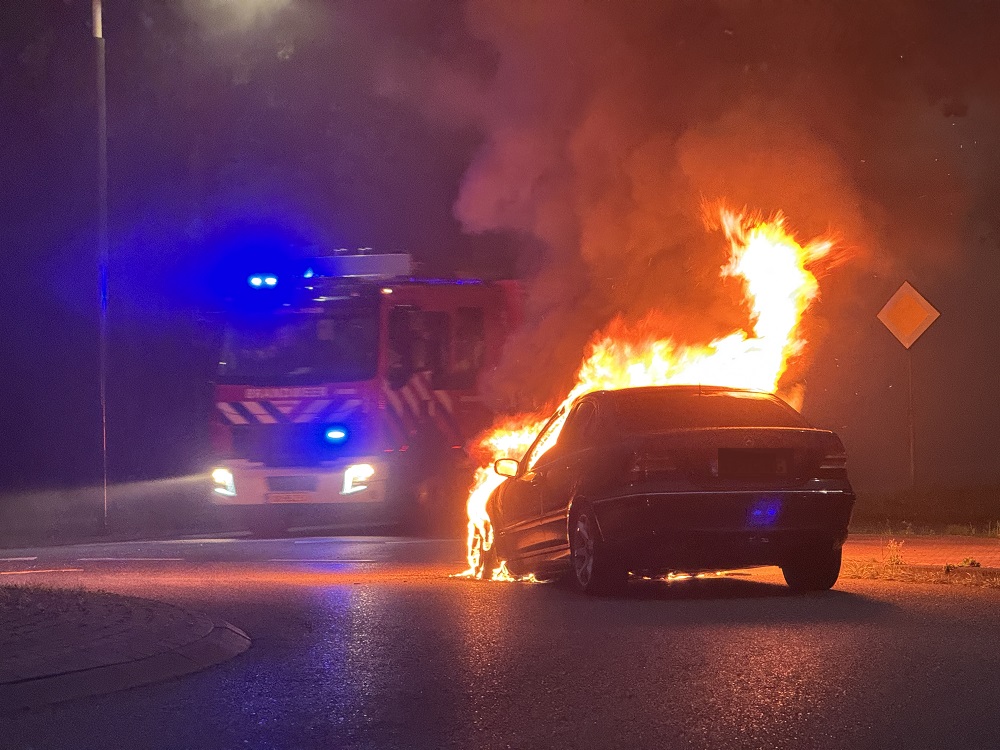 Auto vliegt tijdens het rijden in brand, bestuurder met schrik vrij