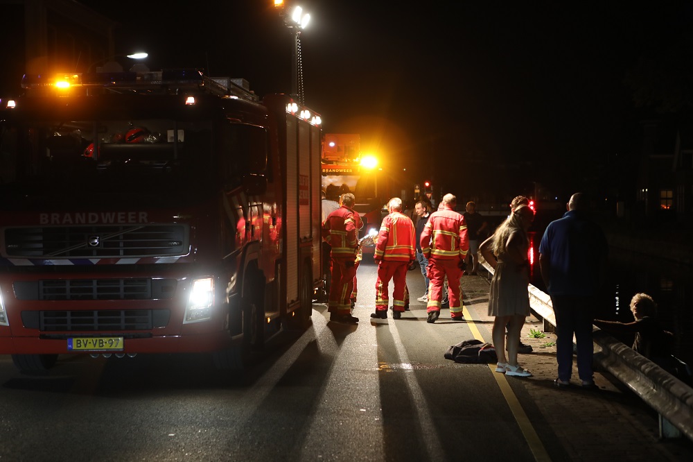 Omstanders redden man uit water