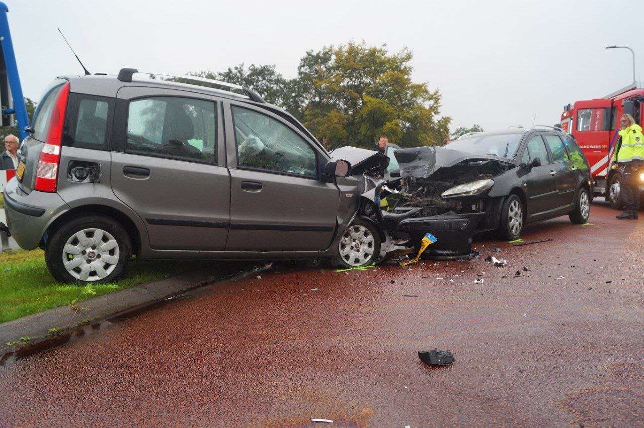 Automobiliste gewond door frontale aanrijding