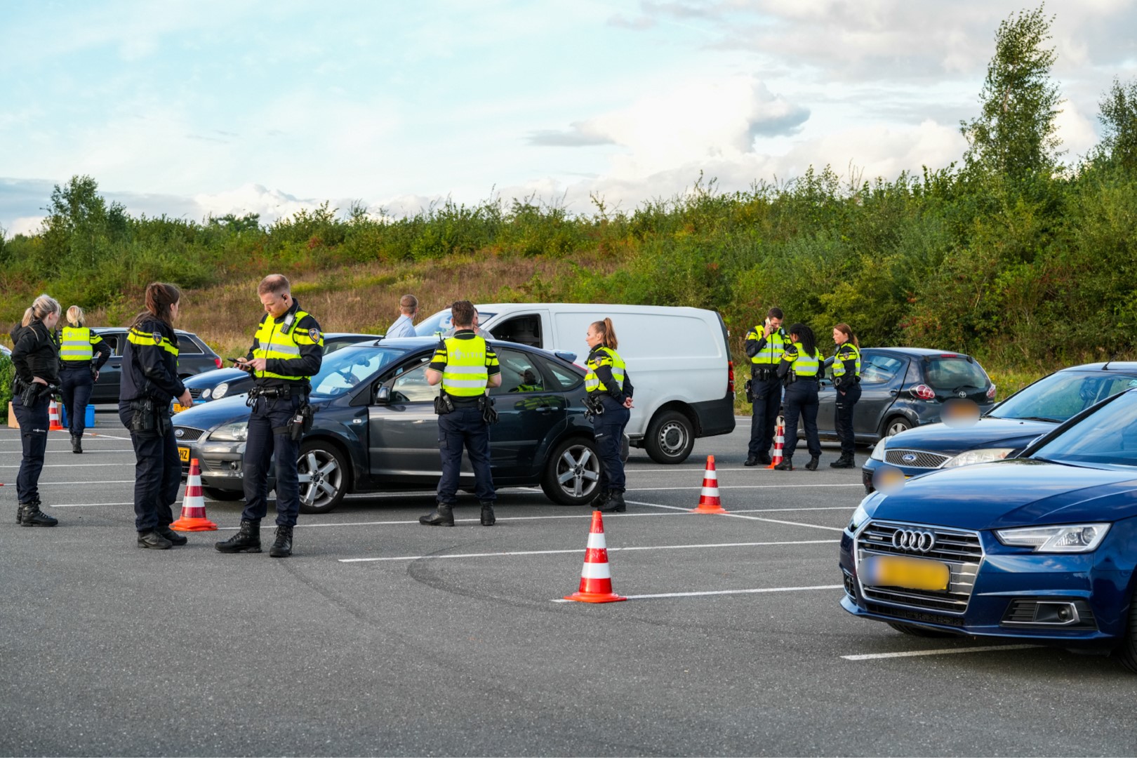 Twee aanhoudingen bij grootschalige controle