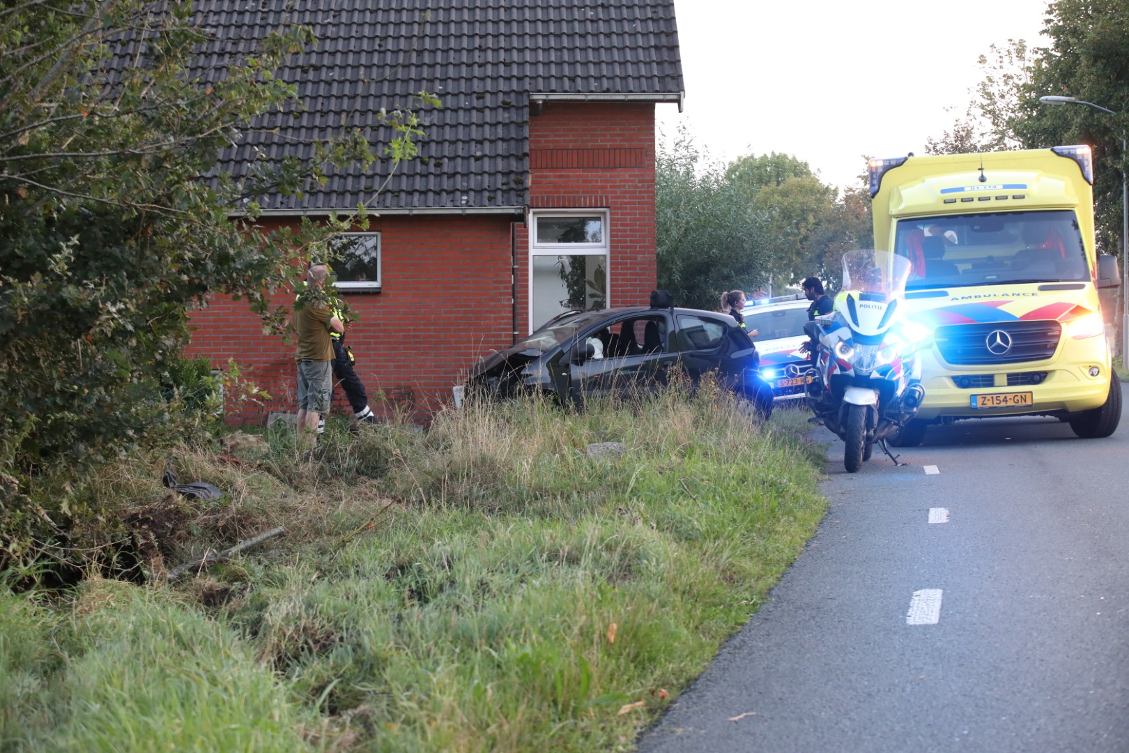 Automobilist botst tegen woning