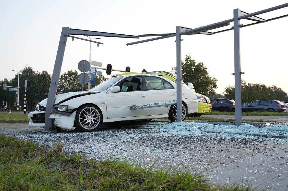 Ravage nadat automobilist bushokje ramt