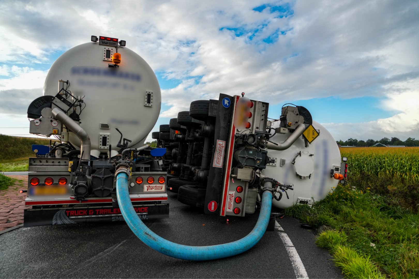 Vrachtwagen met slib kantelt bij Ter Apelerkanaal