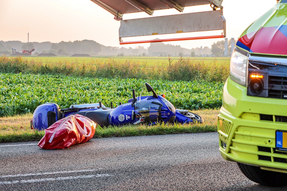 Motorrijder gewond na ongeval, weg dicht voor verkeer