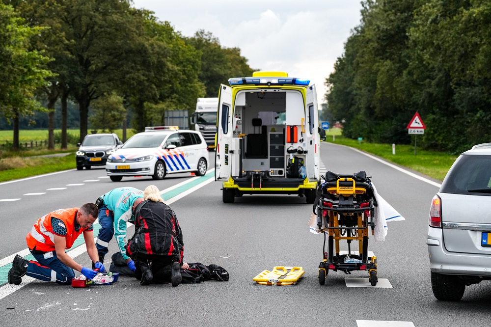 Motorrijder gewond na botsing achterop auto