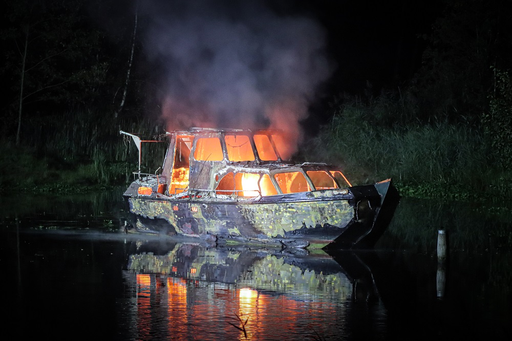 Plezierjacht in lichterlaaie, niemand gewond geraakt