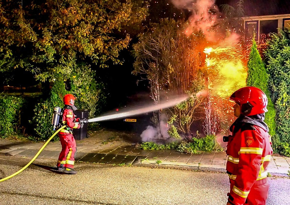 Brandweer heeft handen vol aan reeks buitenbranden