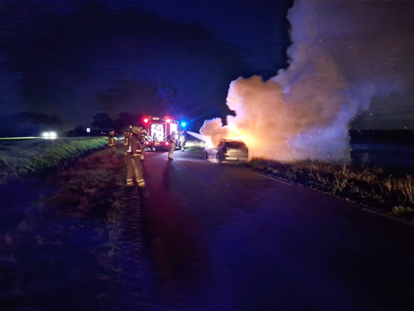 Auto vliegt in vlammen tijdens het rijden