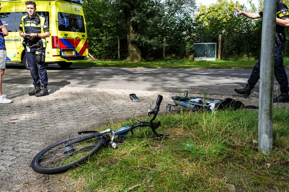 Fiets breekt doormidden na aanrijding met auto