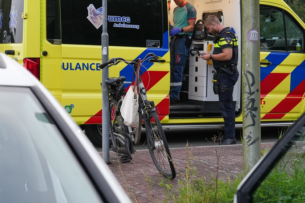 Fietsster aangereden door auto op oversteekplaats