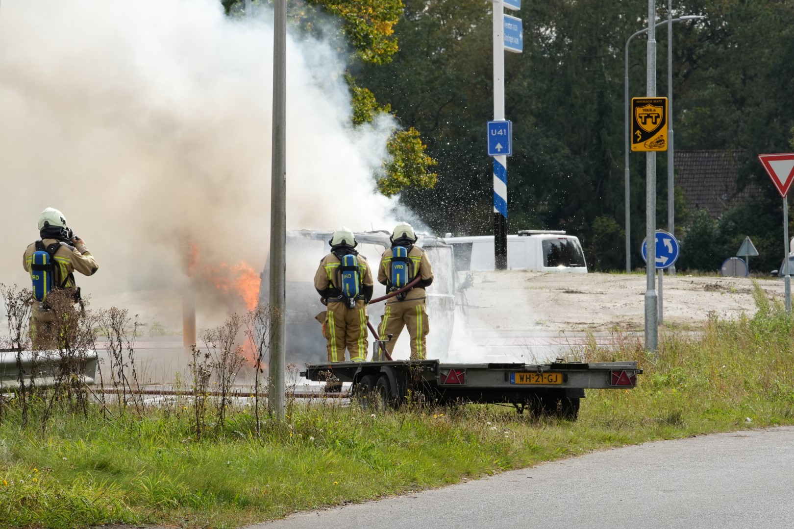 Camper met gasflessen volledig uitgebrand