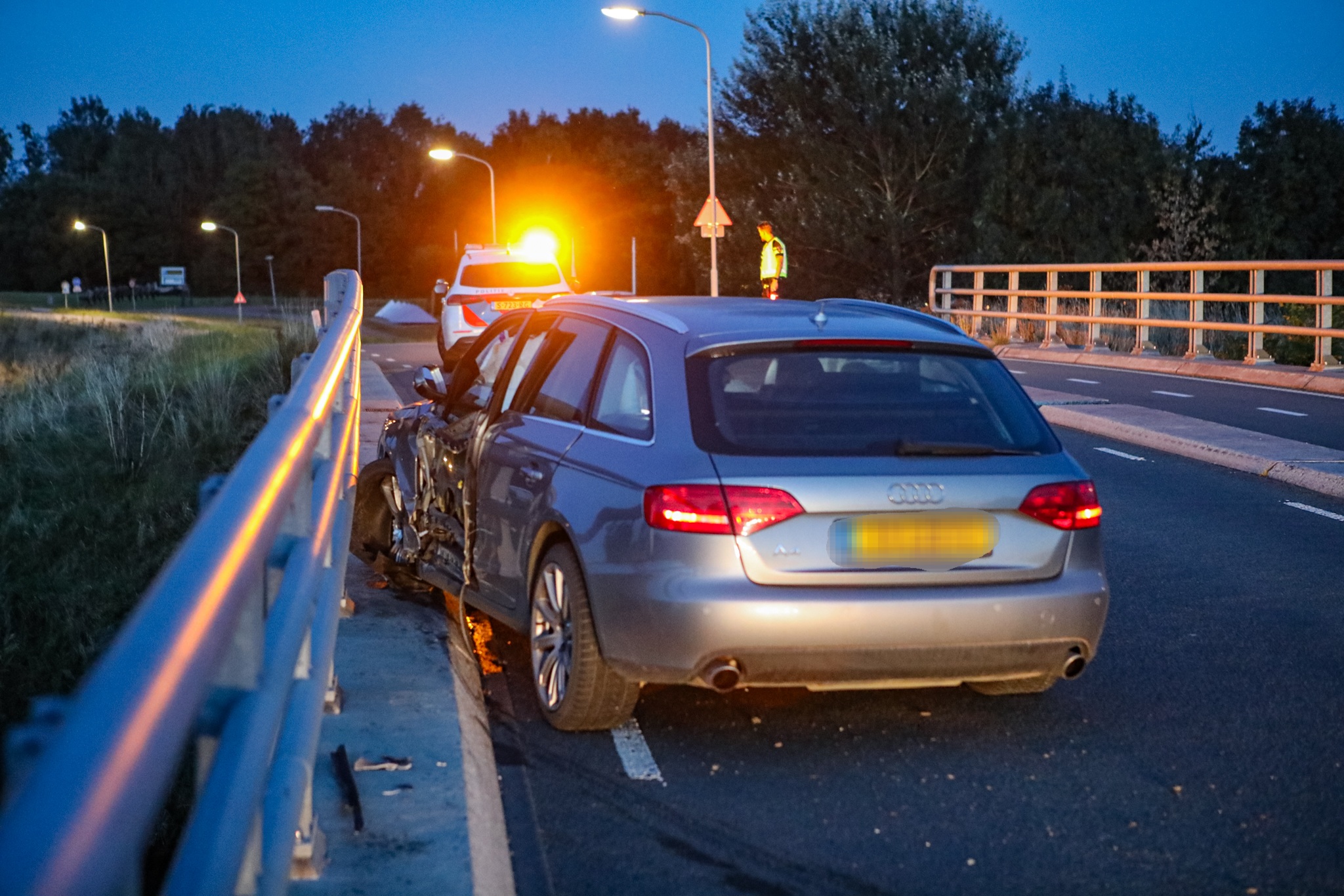 Veel schade aan voertuigen na botsing op viaduct