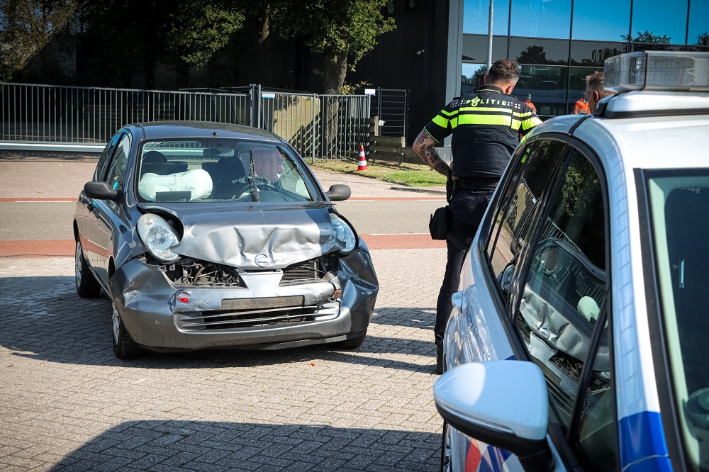 Automobilist botst achterop leswagen met aanhanger