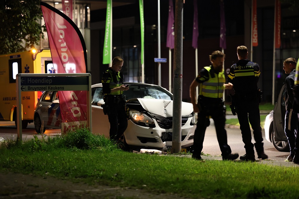 Automobilist botst tegen lantaarnpaal en raakt lichtgewond