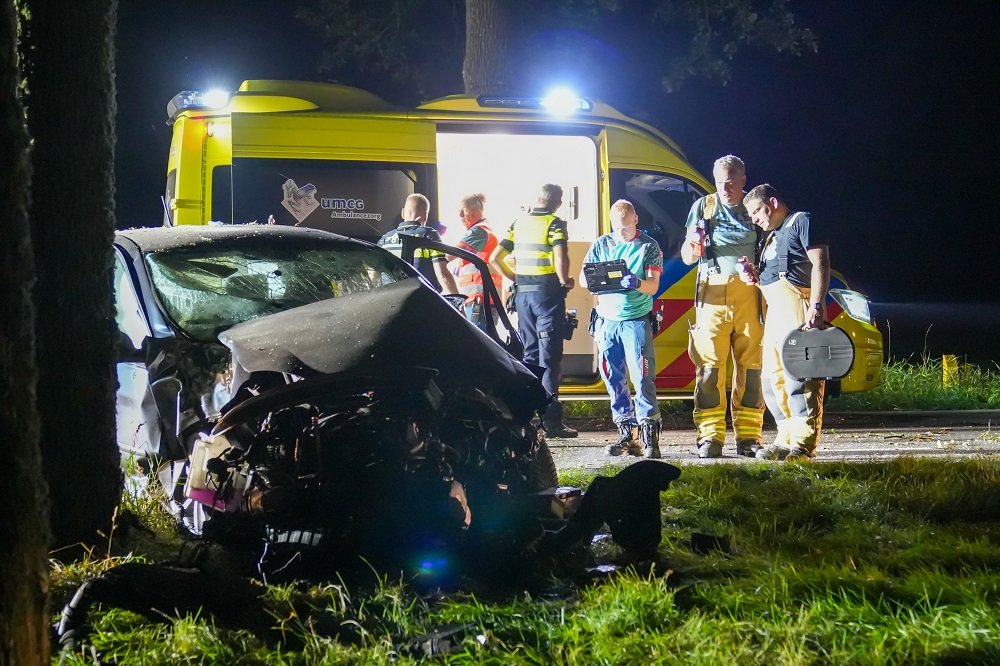 Auto botst tegen boom, twee inzittenden door brandweer bevrijd