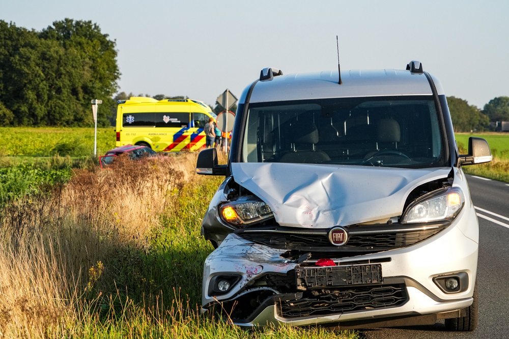 Auto belandt in greppel na botsing met bestelbus