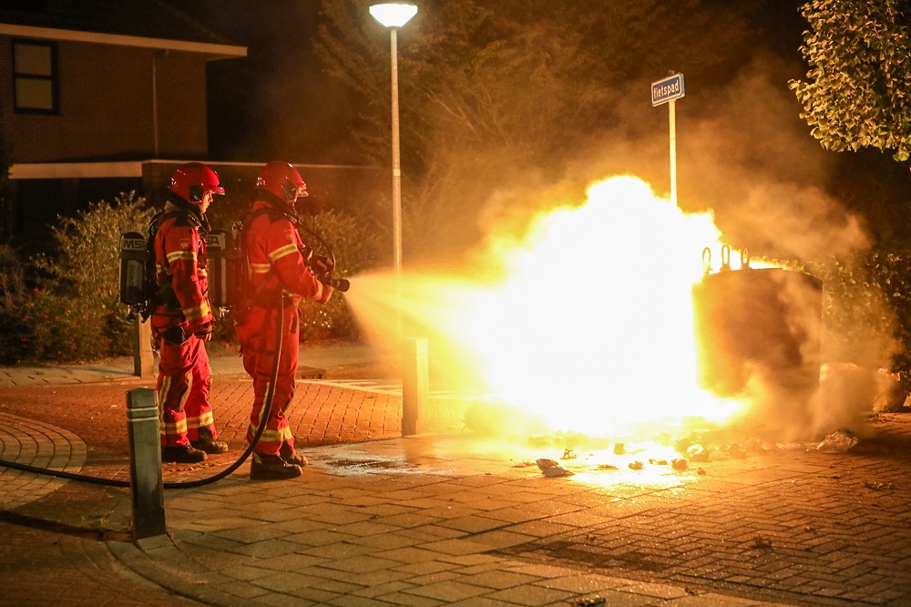 Ondergrondse container in brand gestoken