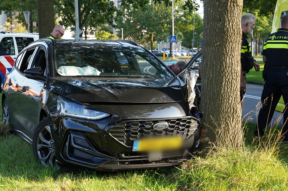 Auto botst tegen boom, bestuurder met schrik vrij