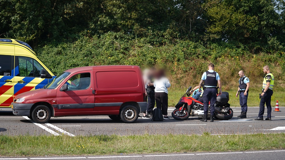 Motorrijder komt ten val en raakt gewond