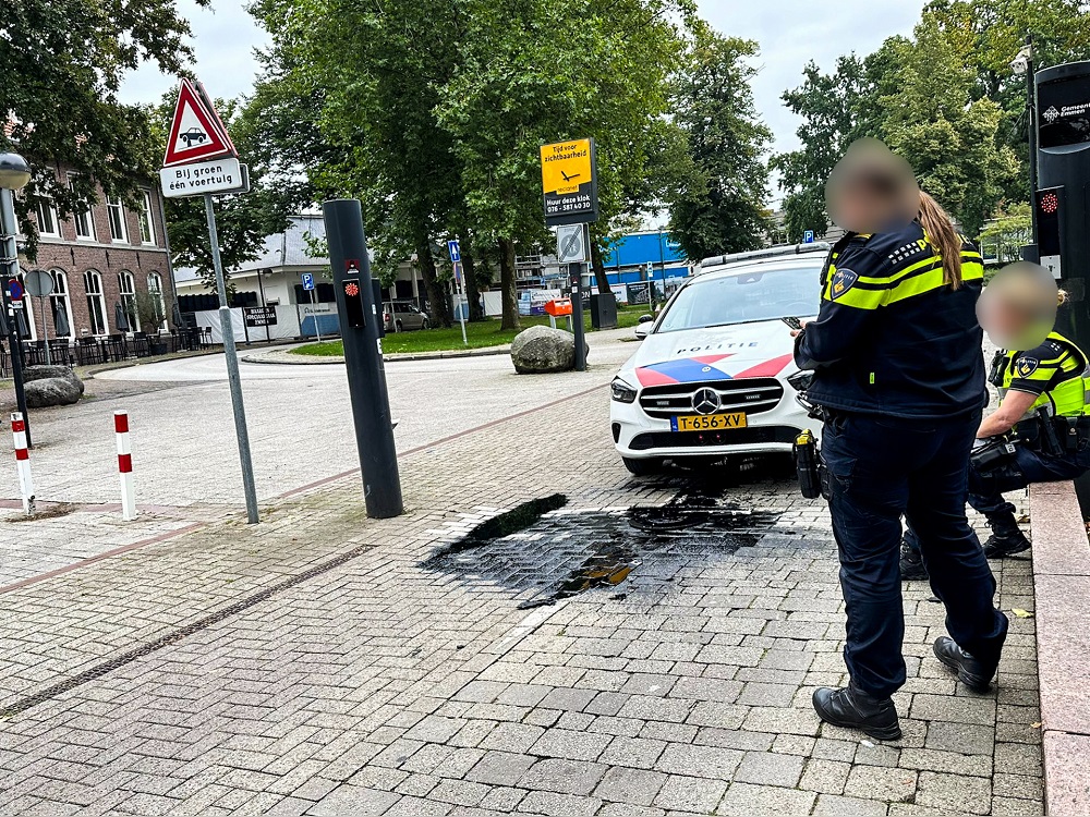 Politiewagen klapt tegen inzinkbare verkeerspaal