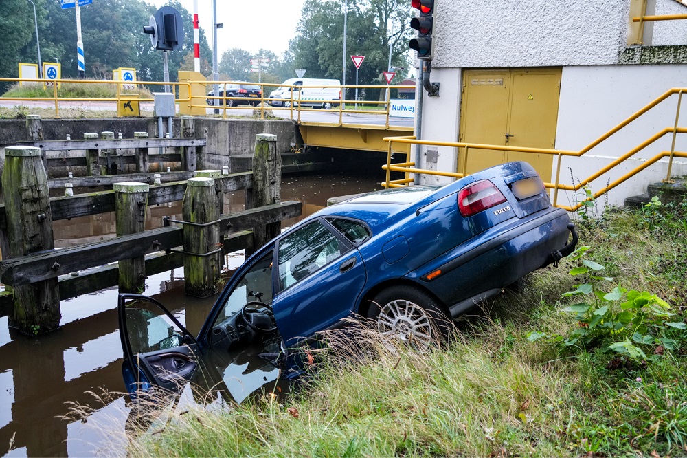 Auto met pech per ongeluk kanaal in geduwd