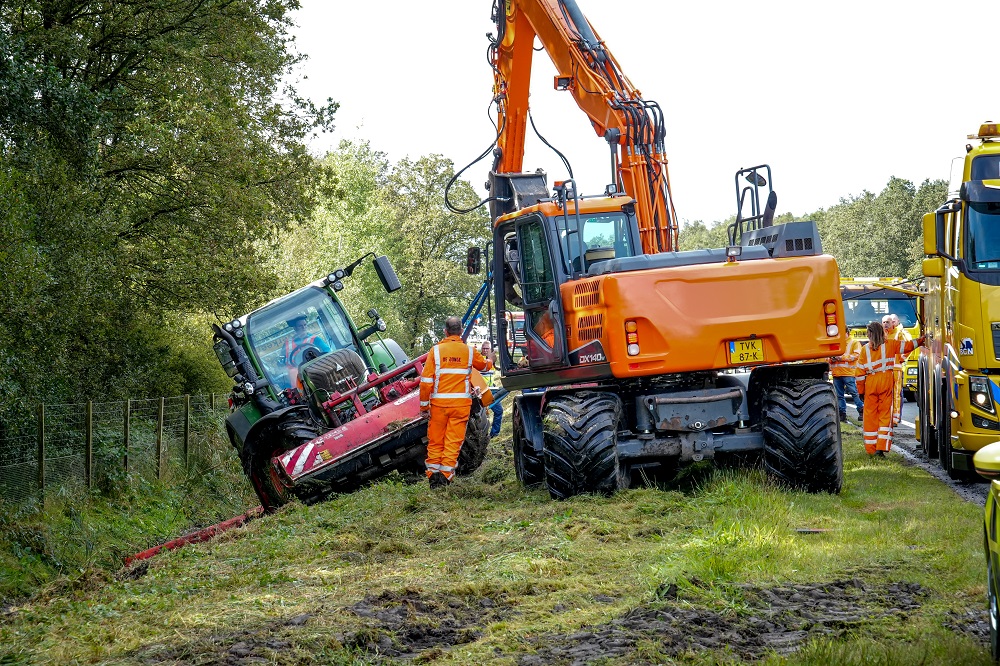 Tractor belandt in sloot tijdens maaiwerkzaamheden