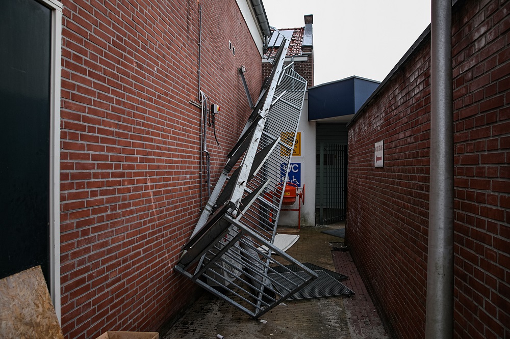 Drie gewonden na instorten balkon