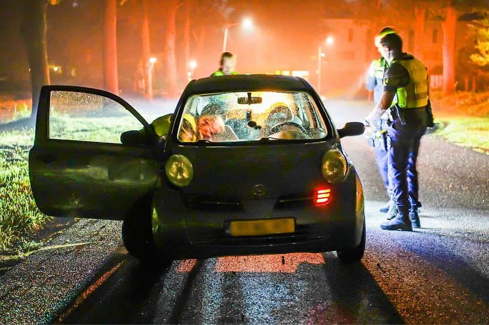 Automobilist vlucht te voet na botsing tegen lantaarnpaal