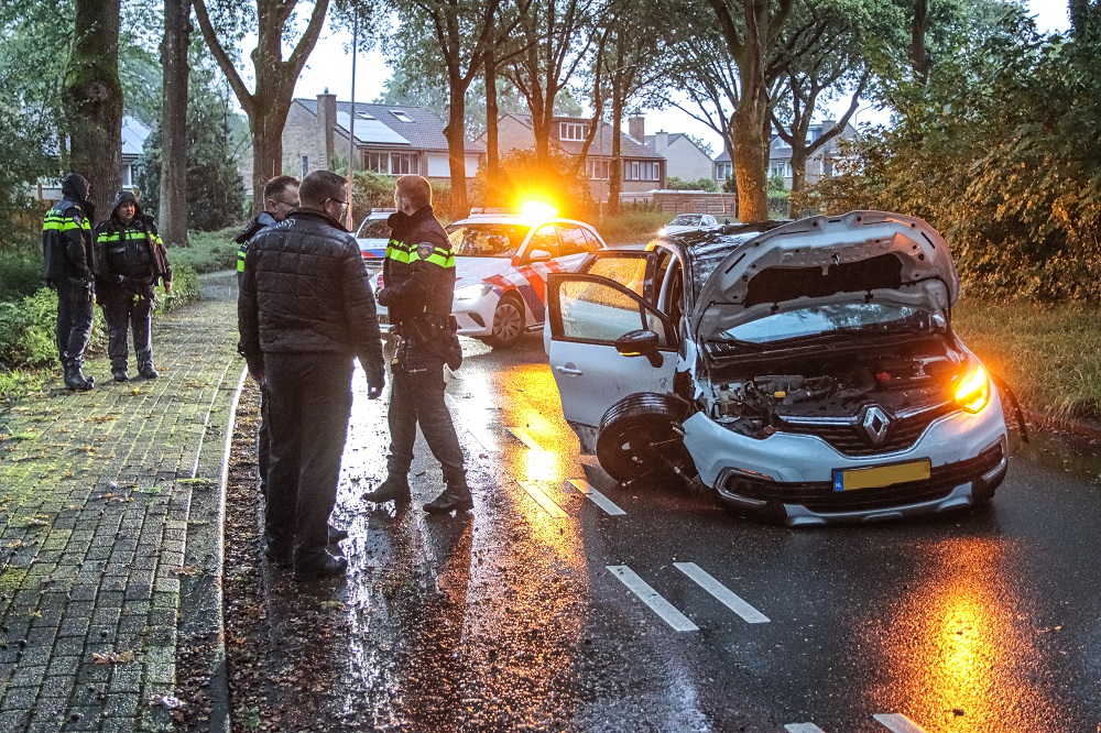 Veel schade na botsing tegen paaltje