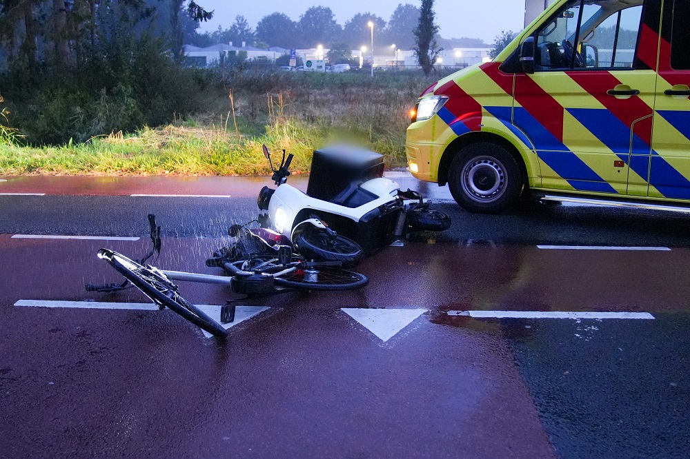 Fietser gewond na botsing met maaltijdbezorger op scooter