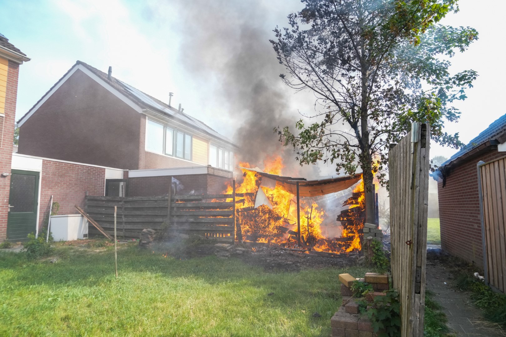 Overkapping en schuur bij woning verwoest door felle brand