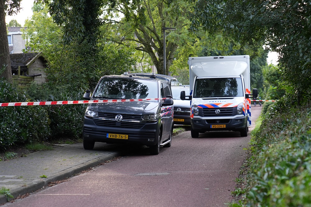 Politie vindt overleden vrouw (50) in tuin, mogelijk een misdrijf