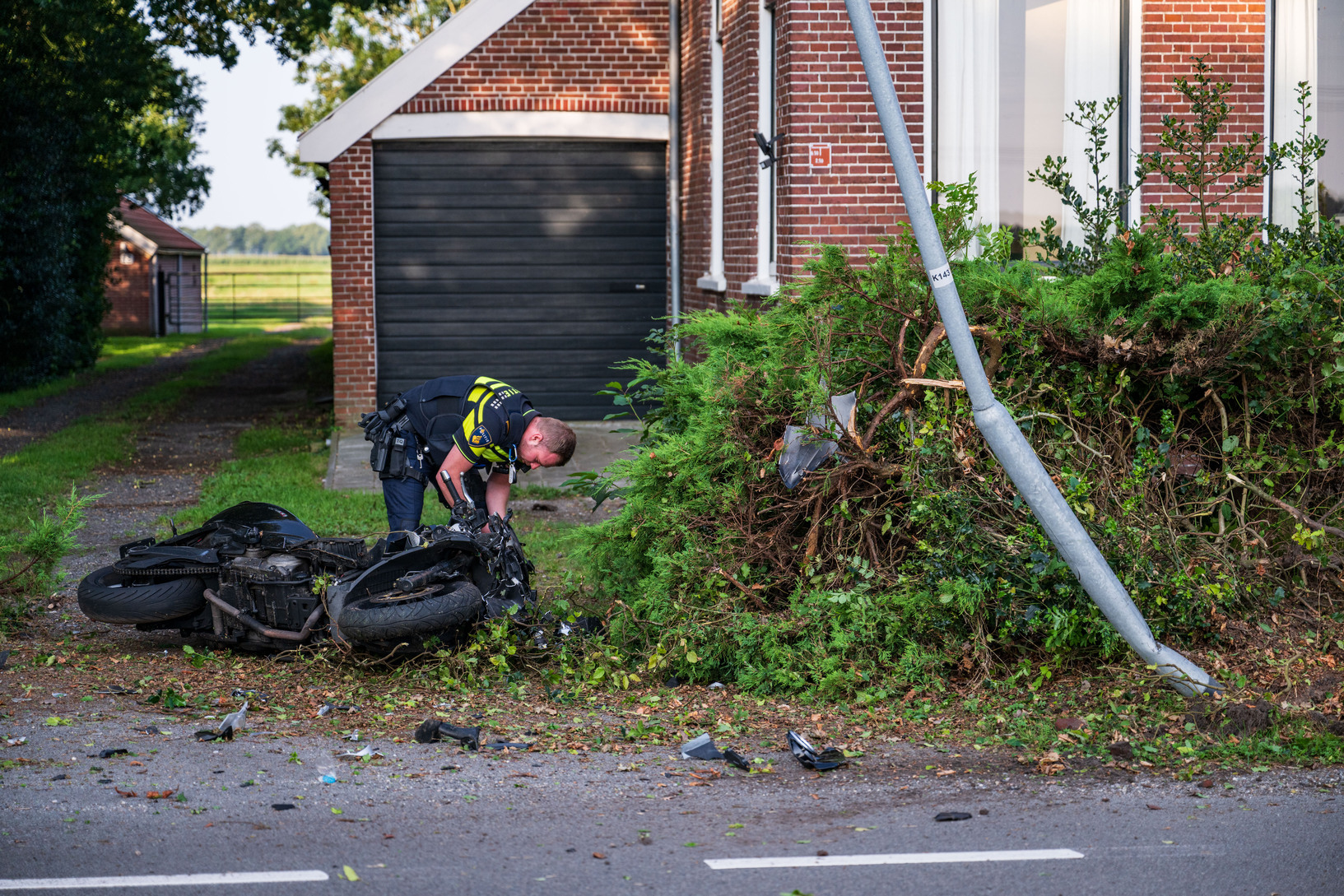 Motorrijder raakt gewond na botsing met lantaarnpaal